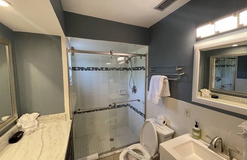 Bay Crest Park House | Bliss on the Bay – Weekly Winter Rates, Waterfront w/ Private Pool