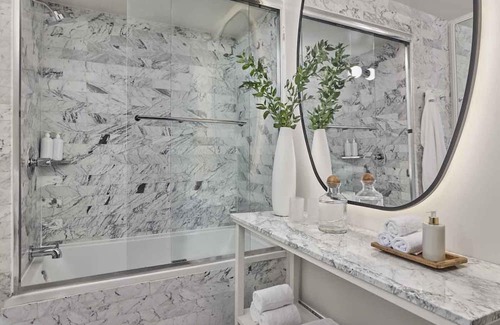 Downtown House | Indulge In Contemporary Comfort! 4 Pool View Units, Near Santa Monica Beach!