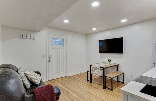 Sandy House | Canyon Cottage | Sandy | 2 bd 1 ba | Workspace