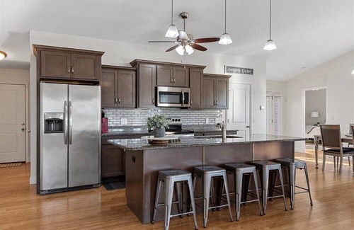 Chatham House | Modern and Spacious 5BR 3BA w/walking trail and lake view! Chatham/Springfield