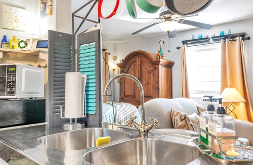 Waxahachie Cottage | Entire Cozy Cottage w/ Private Parking - Pet-friendly, too! by RedAwning