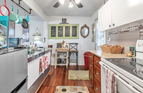 Waxahachie Cottage | Entire Cozy Cottage w/ Private Parking - Pet-friendly, too! by RedAwning