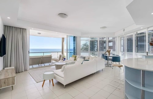Coolangatta Apartment | Aqua La Vista A Dreamy Coastal Escape by the Beach