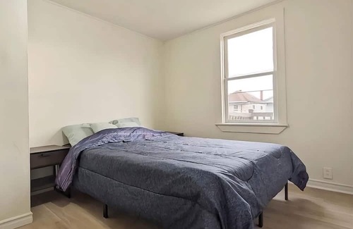Cornwall House | Private Queen Bedroom on the Upper Decks—8 minutes walk to the Waterfront!