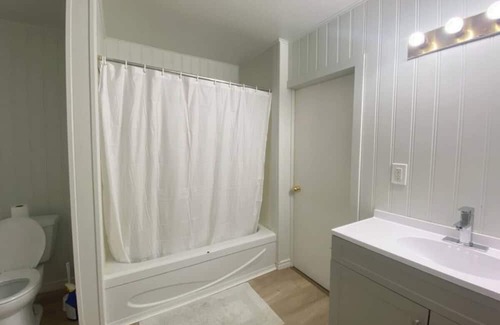 Cornwall House | Private Queen Bedroom on the Upper Decks—8 minutes walk to the Waterfront!