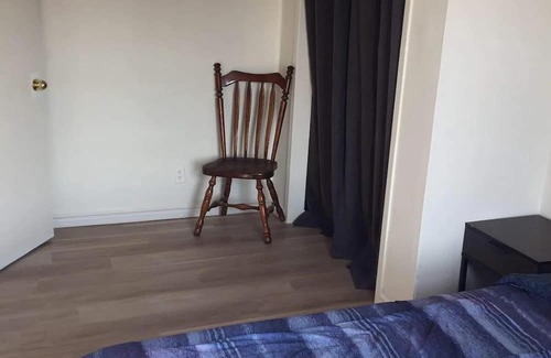 Cornwall House | Private Queen Bedroom on the Upper Decks—8 minutes walk to the Waterfront!
