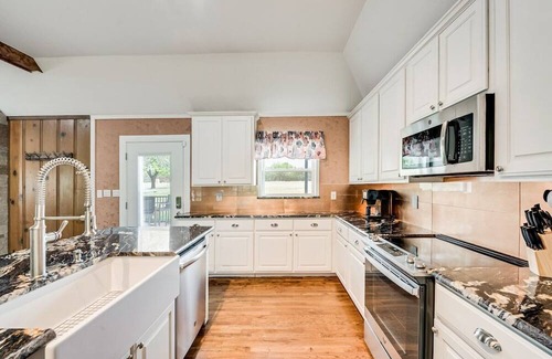 Azle House | The Perfect Getaway/Boat Dock/Eagle Mountain!