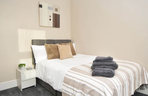 Stoke-on-Trent House | Sturgess House: Spacious and Stylish Escape in Stoke, Perfect for Long Stays!