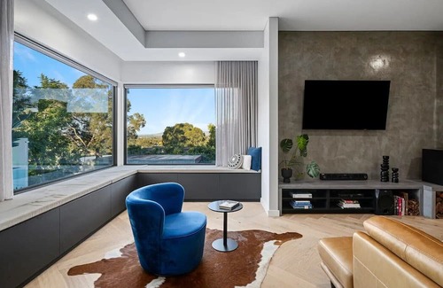 Albury House | Luxurious urban oasis with pool in Central Albury