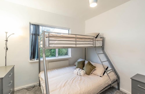 Cribbs Causeway House | Beautiful 3-Bed House in Bristol