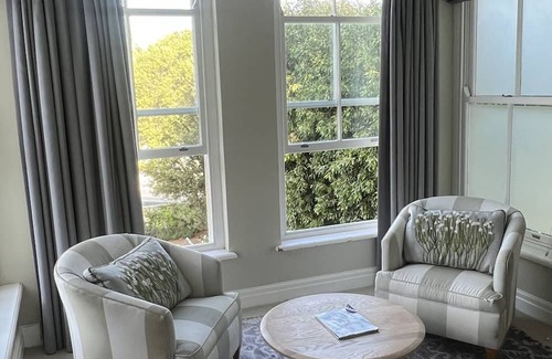 Rondebosch Villa | RIVERTON RETREAT, RONDEBOSCH l . .. . . . ..