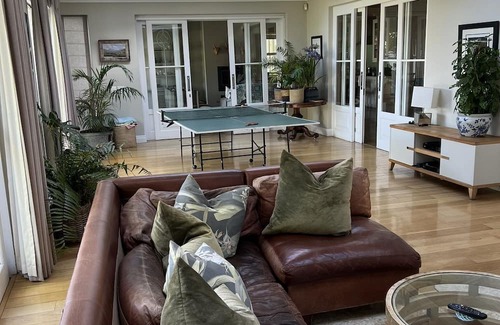 Rondebosch Villa | RIVERTON RETREAT, RONDEBOSCH l . .. . . . ..