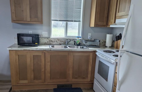 Redwood Cottage | Cozy cottage in country setting close to town, amenities and Rogue College.