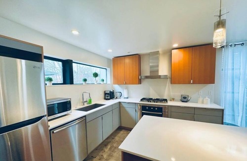 Judkins Park House | Contemporary 2BR Townhouse near Downtown Seattle