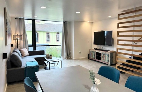 Judkins Park House | Contemporary 2BR Townhouse near Downtown Seattle