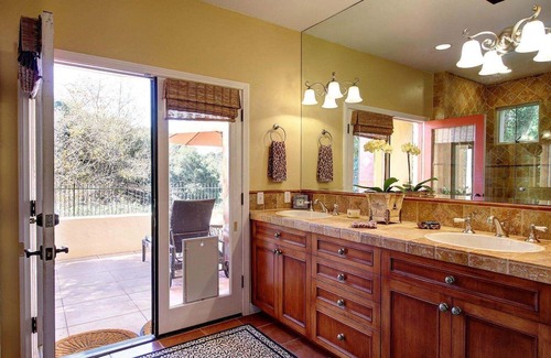 Bel Air House | Nature Lover’s Paradise, Bike/walk to Beach, Hope Ranch, 5 minutes from Downtown