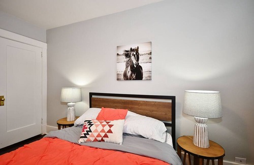 South Hills House | Quiet Hilltop Bungalow Take Train to Acrisure Stadium PNC Park Stage AE & Casino