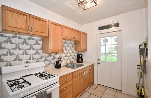 South Hills House | Quiet Hilltop Bungalow Take Train to Acrisure Stadium PNC Park Stage AE & Casino