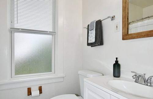 South Hills House | Quiet Hilltop Bungalow Take Train to Acrisure Stadium PNC Park Stage AE & Casino