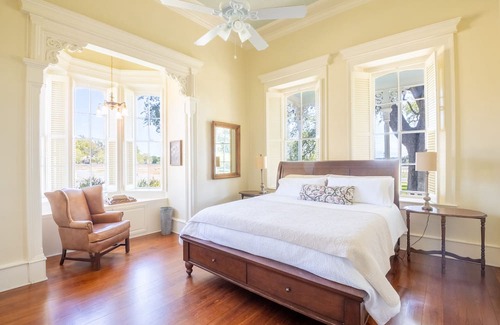 Lampasas House | Restored historical home and guest cottage