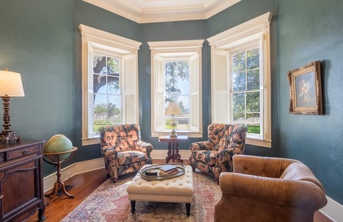 Lampasas House | Restored historical home and guest cottage