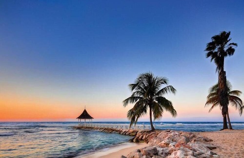 Montego Bay Resort | Colonial Style Villa w/ Free WiFi, Pool Access, Bar & Cocktail Lounge