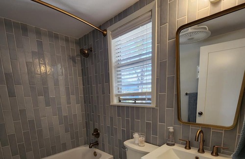 Burnet Cottage | Hilltop Haven: 5 mins to Spider Mountain or Reveille Ranch biking