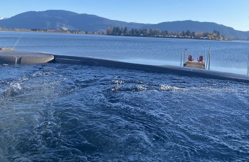 Hatzic House | Winter Escape with Amazing Views from the Hot Tub!