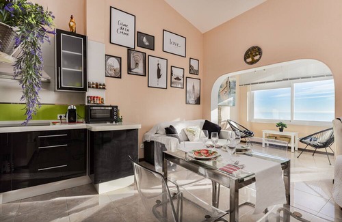 Puerto de la Duquesa Apartment | Apartment 'Hacienda Guadalupe' with Sea View, Wi-Fi and Air Conditioning