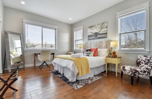 Heber House | MountainView AdventureHome | Hot Tub | 6br 4ba Sleeps 12 | ADA w/elevator & Pet Friendly | Lg Groups