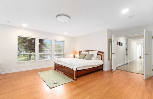 Richmond House | Spacious bachelor suite with private bathroom in tranquility area