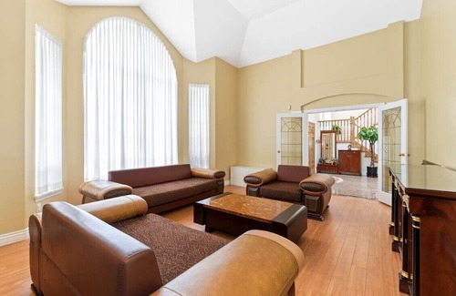 Richmond House | Spacious bachelor suite with private bathroom in tranquility area