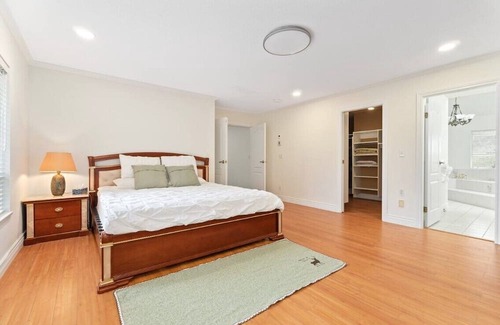 Richmond House | Spacious bachelor suite with private bathroom in tranquility area