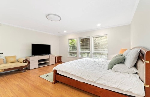 Richmond House | Spacious bachelor suite with private bathroom in tranquility area