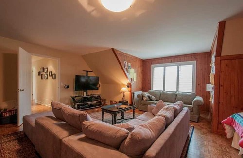 St-Adolphe-d'Howard Ski Chalet | Huge Lakeside Chalet With Pool and hot tub
