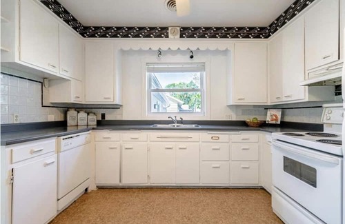 Harwich Cottage | Lake Erie Waterfront Cottage w/firepit, 5 min from erieau beach .