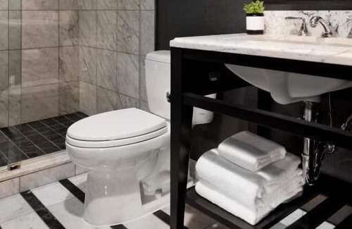 Logan Circle House | Unwind In Our Haven Of Tranquility! Onsite Parking, Rooftop Pool!