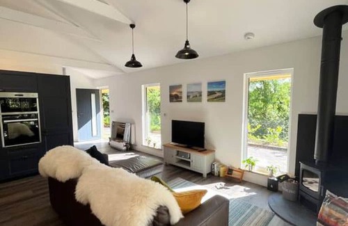 Kingsbridge Cabin | Eucalyptus Lodge @ Lower Coombe Royal Hot tub