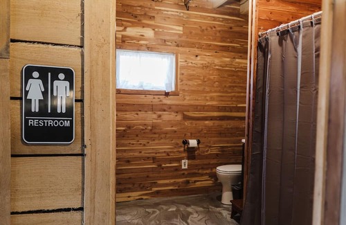 Dundas House | Cozy Barn Sleeps 4 + 1.5 Baths + Full Kitchen + Family Room + Gathering Space