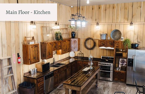Dundas House | Cozy Barn Sleeps 4 + 1.5 Baths + Full Kitchen + Family Room + Gathering Space