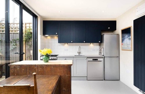 East Finchley House | 1 Bedroom House in Charming Barnet Neighborhood