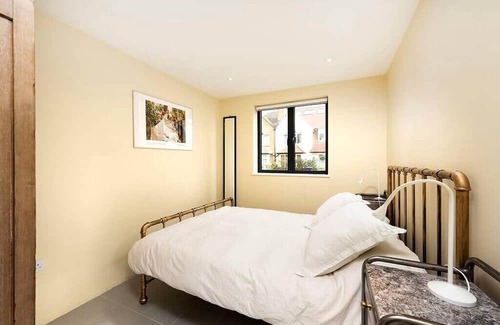 East Finchley House | 1 Bedroom House in Charming Barnet Neighborhood