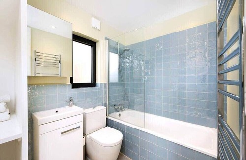 East Finchley House | 1 Bedroom House in Charming Barnet Neighborhood