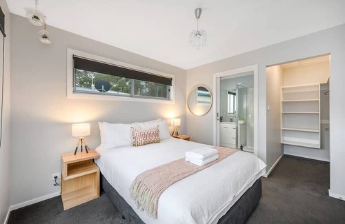 Geilston Bay House | Geilston Bay Hideaway-3 brm,2 bath ,7km to CBD