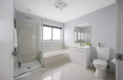Geilston Bay House | Geilston Bay Hideaway-3 brm,2 bath ,7km to CBD