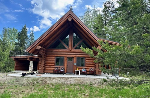 Kootenay Boundary Cabin | Peaceful Log Cabin – Quick Ride to Red Mt. Trails