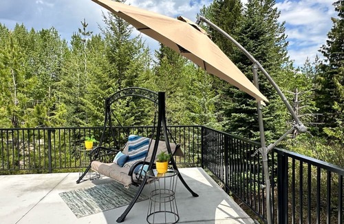 Kootenay Boundary Cabin | Peaceful Log Cabin – Quick Ride to Red Mt. Trails