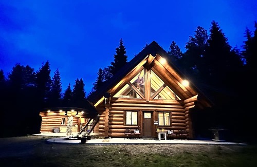 Kootenay Boundary Cabin | Peaceful Log Cabin – Quick Ride to Red Mt. Trails
