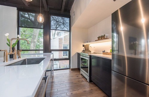 Downtown Apartment | This serviced apartment is a 2 bedroom(s), 2 bathrooms, located in Lexington, KY.