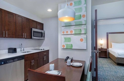 Sandy Springs Hotel | King Suite at Perimeter | 3 Cozy Units w/Breakfast, Pool & Near Local Hotspots!
